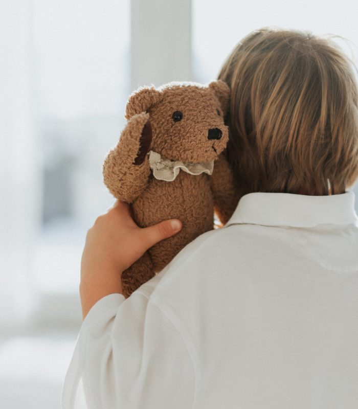 Kind mit Teddybär